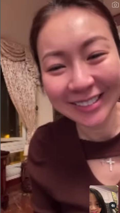 楊明 昨晚莊家二嫂在社交網上載一條視頻，看到一家人坐在一起昇開家庭會議，大家姐莊鍶敏與姪女視像時仍有笑容。