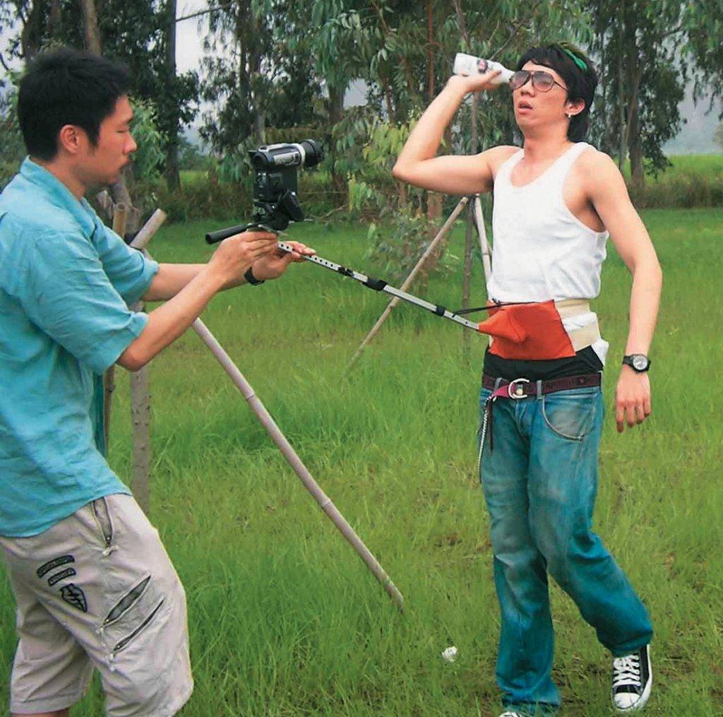 張繼聰 MV 彈弓手 plt 為咗拍攝主觀鏡一Take直落，要紮住部錄影機喺腰度演戲。