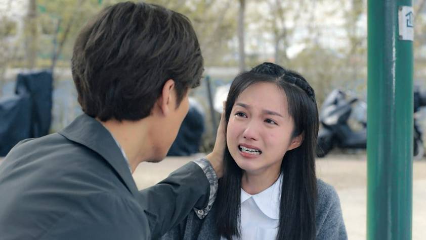 鄧卓殷 鄧卓殷去年在《十八年後的終極告白2.0》中飾演14歲的女學生沈曉彤，雖然演出備受讚賞，不過她有感前路茫茫，萌生轉型之念。