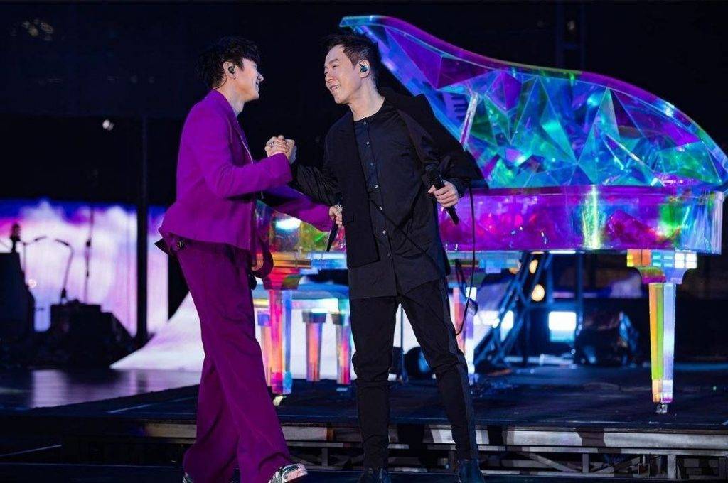 林俊傑 JJ JJ第二場嘉賓是黃貫中，二人在台上獻唱《海闊天空》。
