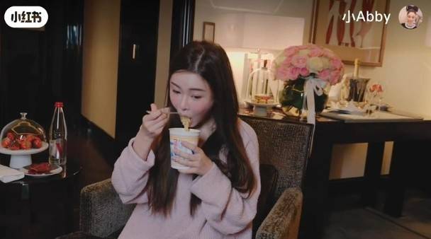 蔡天鳳 蔡天鳳亦曾經在小紅書分享自己在巴黎酒店中滋味食杯麵的片段。