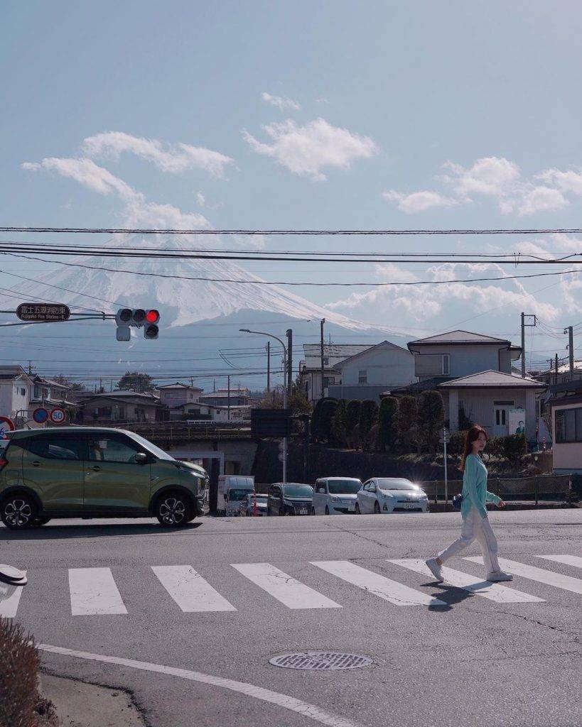 李蔓瑩 為影靚相，有富士山做背景，Renee在日本街頭馬路不停來回！