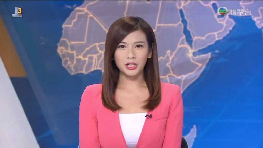 梁凱寧 上主播台報新聞，粉紅色套裝造型大受網民讚賞。