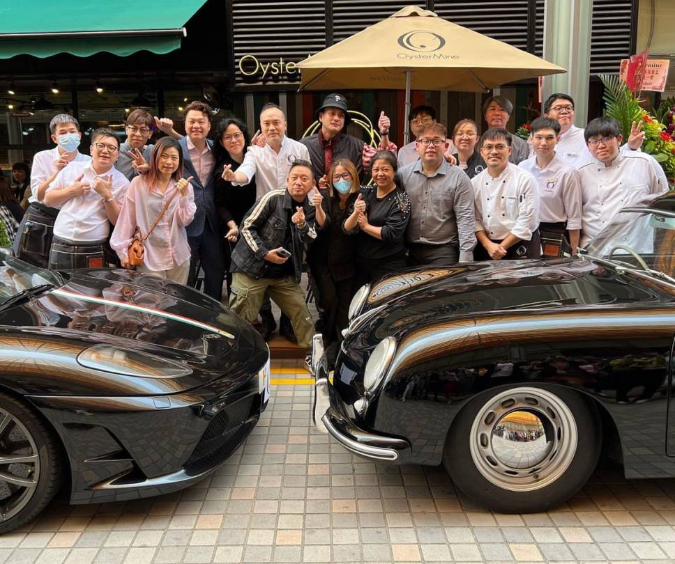 黃宗澤 新餐廳 黃宗澤駕了自己的法拉利跑車到場，更與員工合照留念。