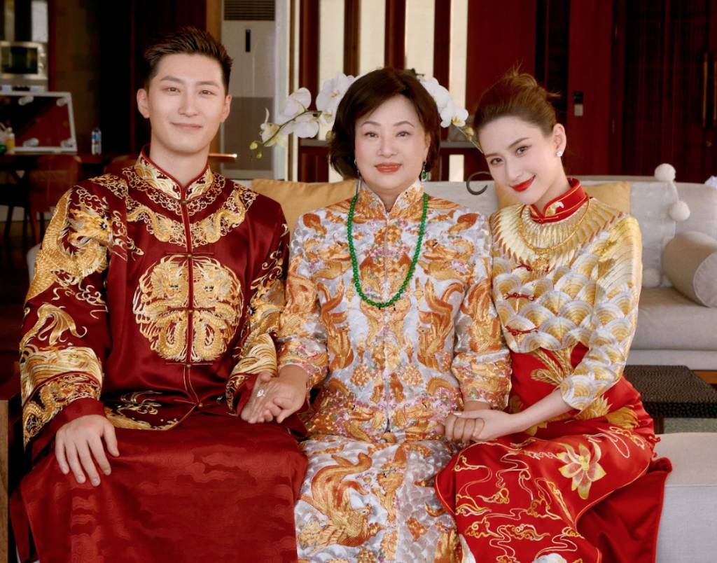「最美千金」何超蓮峇里結婚　跟足中式傳統著金 超蓮媽媽陳婉珍。