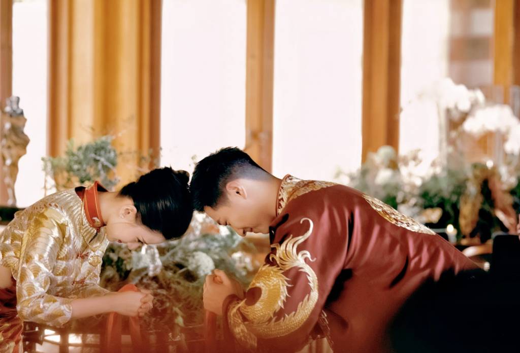 「最美千金」何超蓮峇里結婚　跟足中式傳統著金 