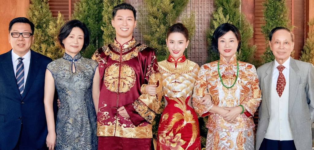 「最美千金」何超蓮峇里結婚　跟足中式傳統著金 最右手邊的是超蓮大舅父
