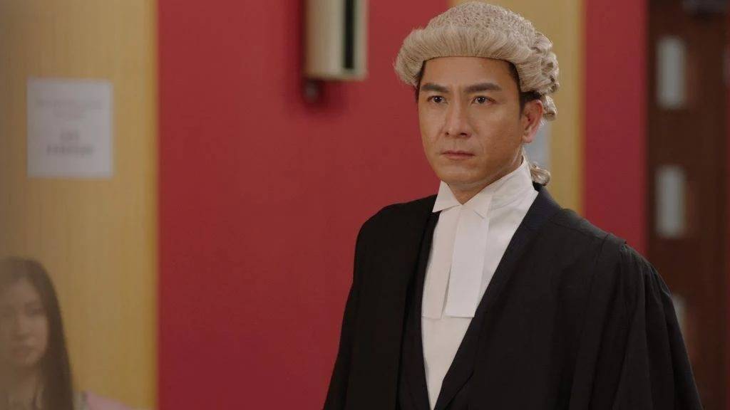 法言人 馬國明真係TVB御用精英分子，今次就主力做高級律師，唔係以前《律政新人王》嘅市井之徒。