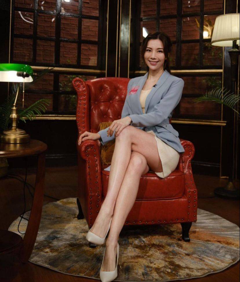 馮素波 tvb主播 賴彥妤在之前嘅《law霸女神》節目度都有哂長腿。