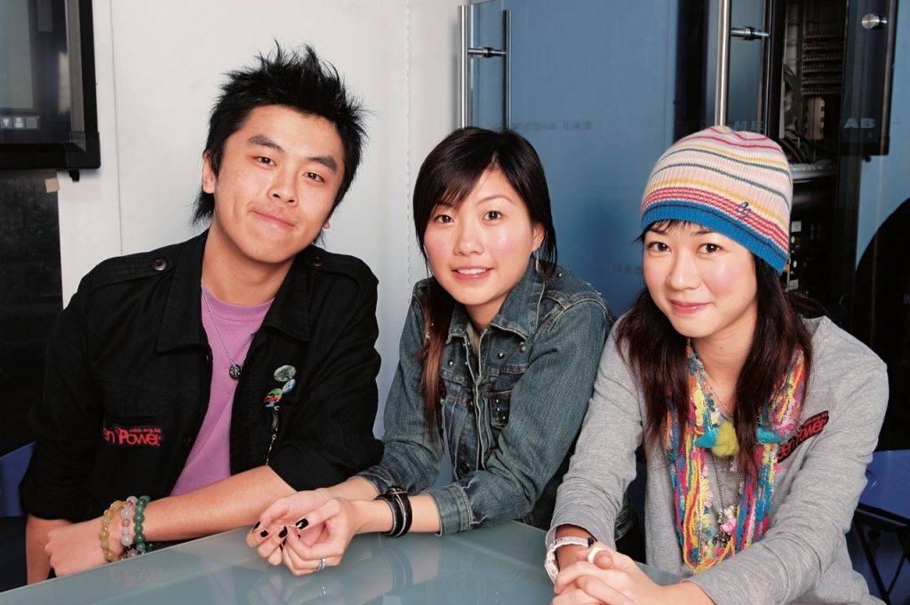 東張西望 2006年，初入行的容羨媛曾主持香港電台Teen Power《盛莊天下》，當時她的拍檔有港台DJ梁德輝，及現為C君老婆的港台DJ黃天頤中）。
