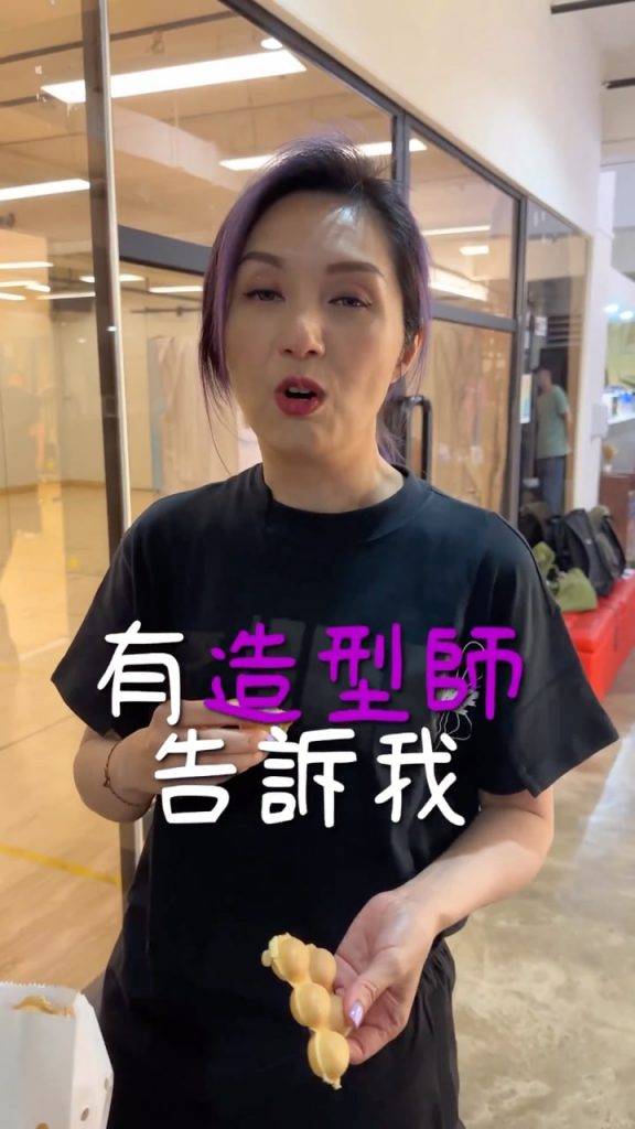 楊千嬅 楊千嬅在綵排巡唱時手持雞蛋仔拍片。