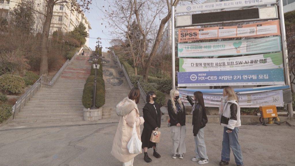 韓國 collar Candy在學姐們口中得知有傳說指，向上走完整段「88樓梯」就可以在該學期拿取好成績，Candy為取得好成績，立即上前走完整段樓梯。