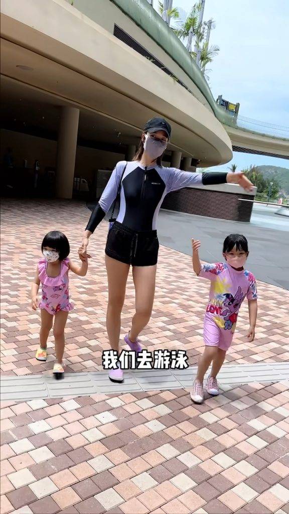 鍾嘉欣 李亞男去上水樂園穿防曬衣再加短褲，只露出一雙長腿！