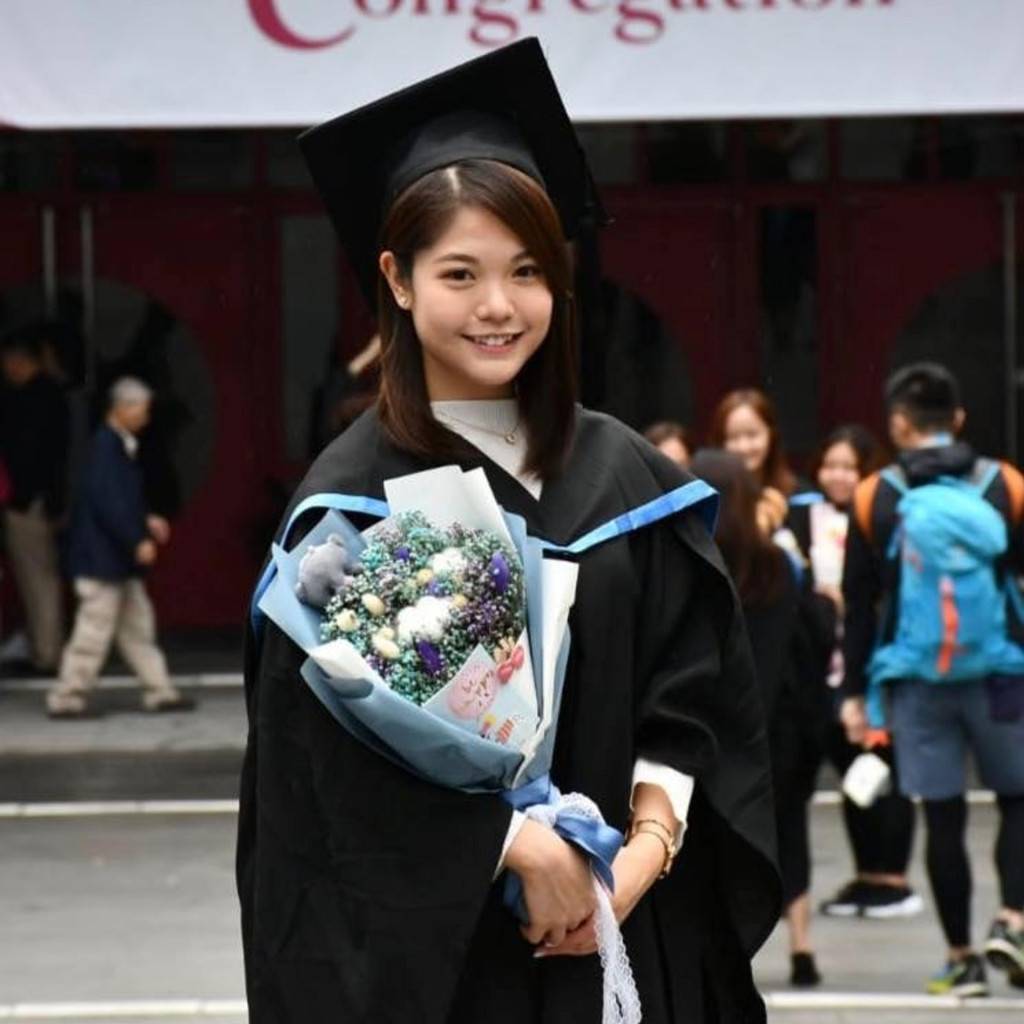 何曼筠畢業於城市大學人文社會科學院媒體與傳播學系。