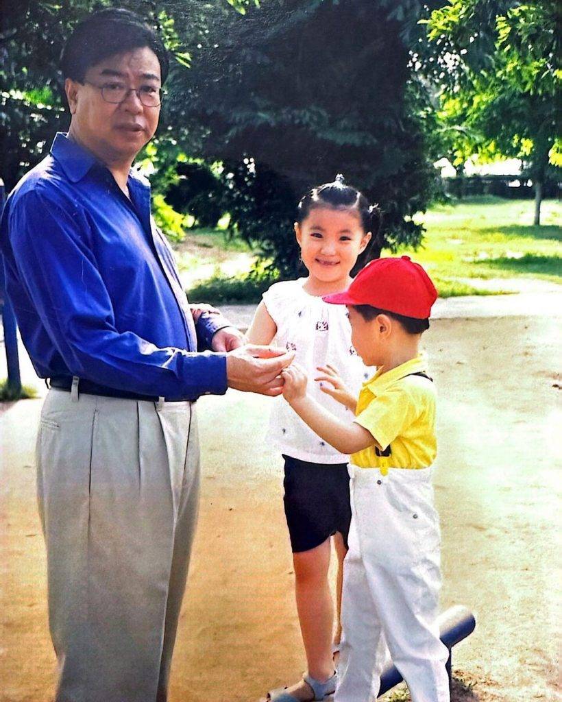 袁沅玉 袁沅玉又曬出童年與父親及弟弟的合照。