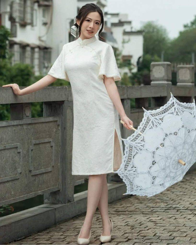 旗袍 網民大讚張晉的旗袍造型別有一番古典美。
