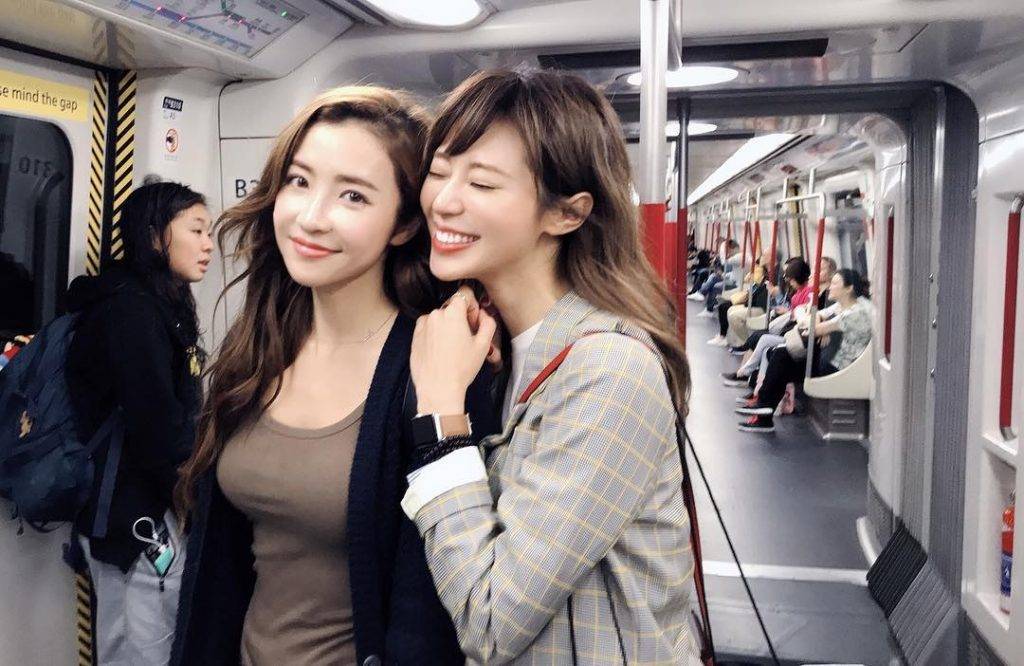 林泳淘 地鐵 雖然林泳淘已經離開TVB多年，但她與另一位現任「東張女神」利穎怡仍然很好姊妹。