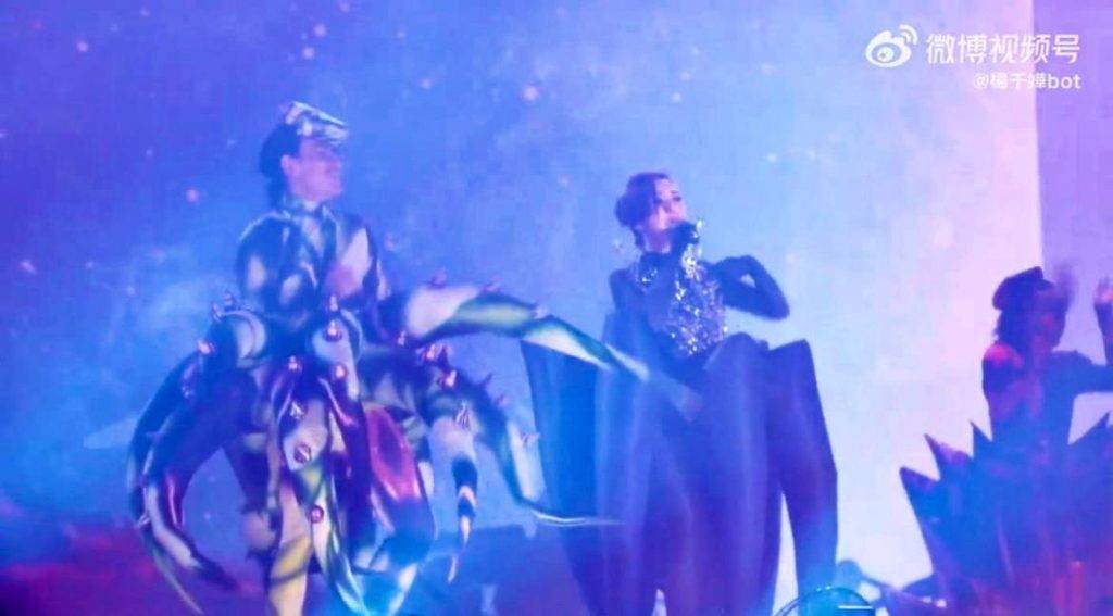 楊千嬅 演唱會 楊千嬅演唱歌曲《給你一瓶魔法藥水》時，紫色長裙突然充氣變成八爪魚腳。