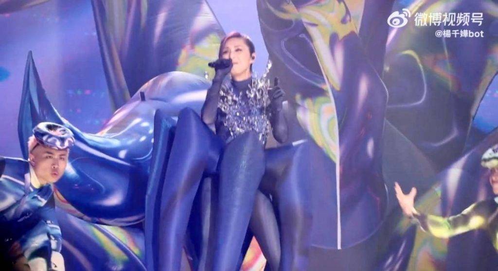 楊千嬅 演唱會 網民笑言千嬅的打扮是向《小魚仙》中的奸角烏蘇拉致敬。