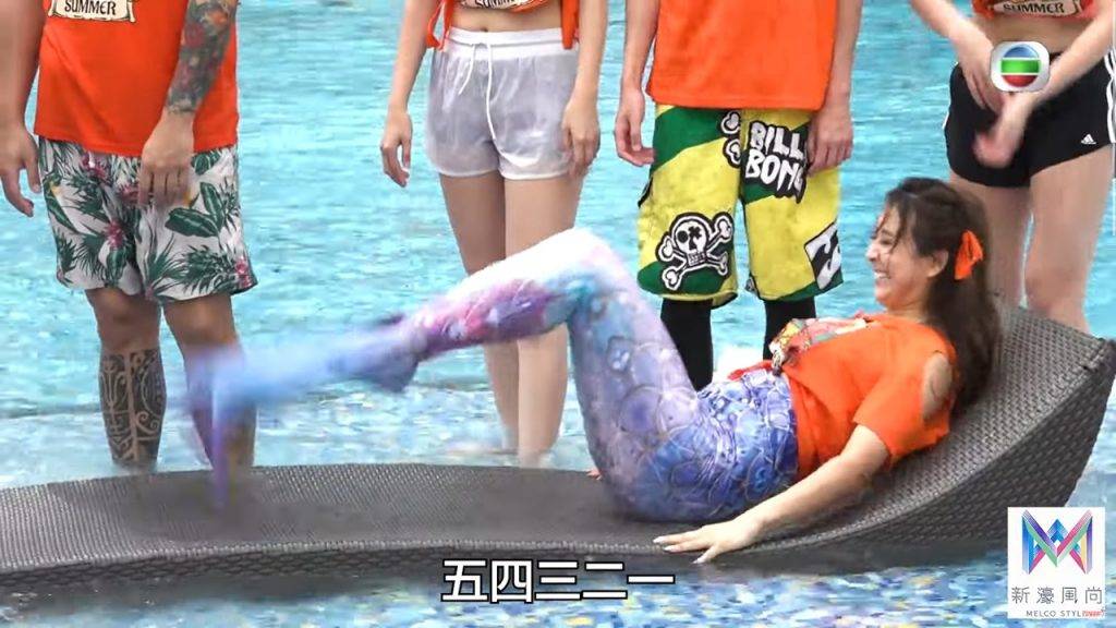 濠玩夏水禮 傅嘉莉 6位女嘉賓玩「美人魚大戰」時，分別分成三組用美人魚尾巴綁住雙腿並躺在泳池中的椅子上晃動身體。