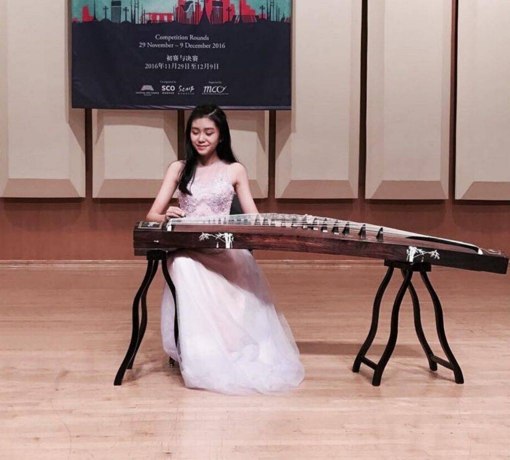 香港小姐2023 參加「全國華樂比賽」時的王敏慈年約14歲。