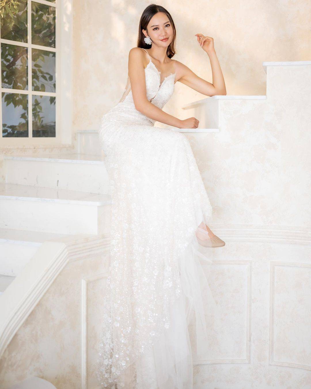 麦诗敏 睇真啲原来麦诗敏的婚纱侧边係半透视薄纱设计。