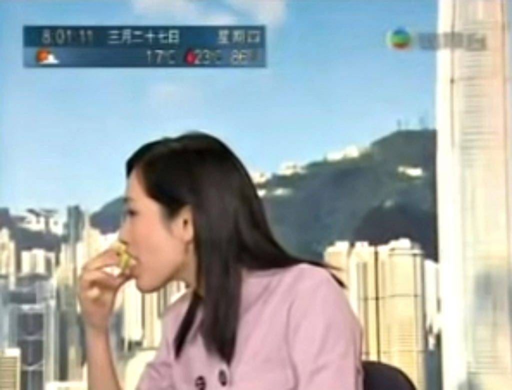新聞主播 龔偉怡偷食餅乾的畫面令網民笑爆嘴。