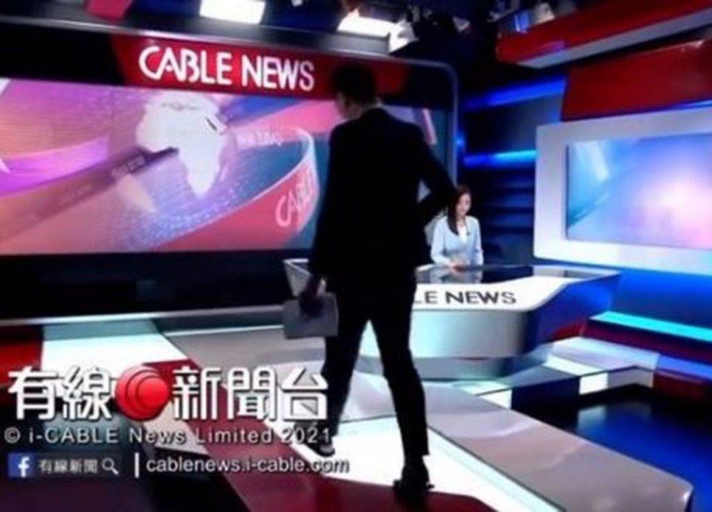 新聞主播 蔡家俊曾被影到踢拖Look。
