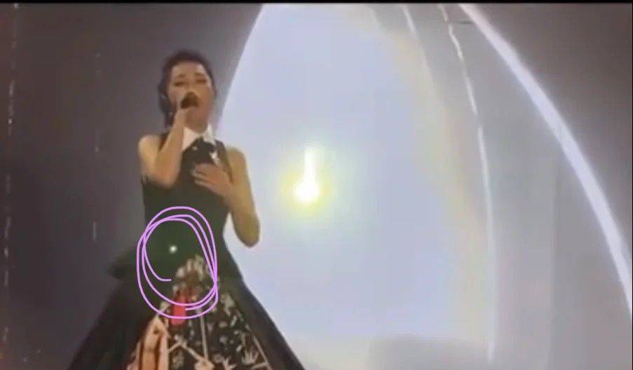 楊千嬅 演唱會 有在場觀眾提供證據，的確有疑是激光筆的小光點一直在她的身上及臉部掃來掃去，全程沒有停過。