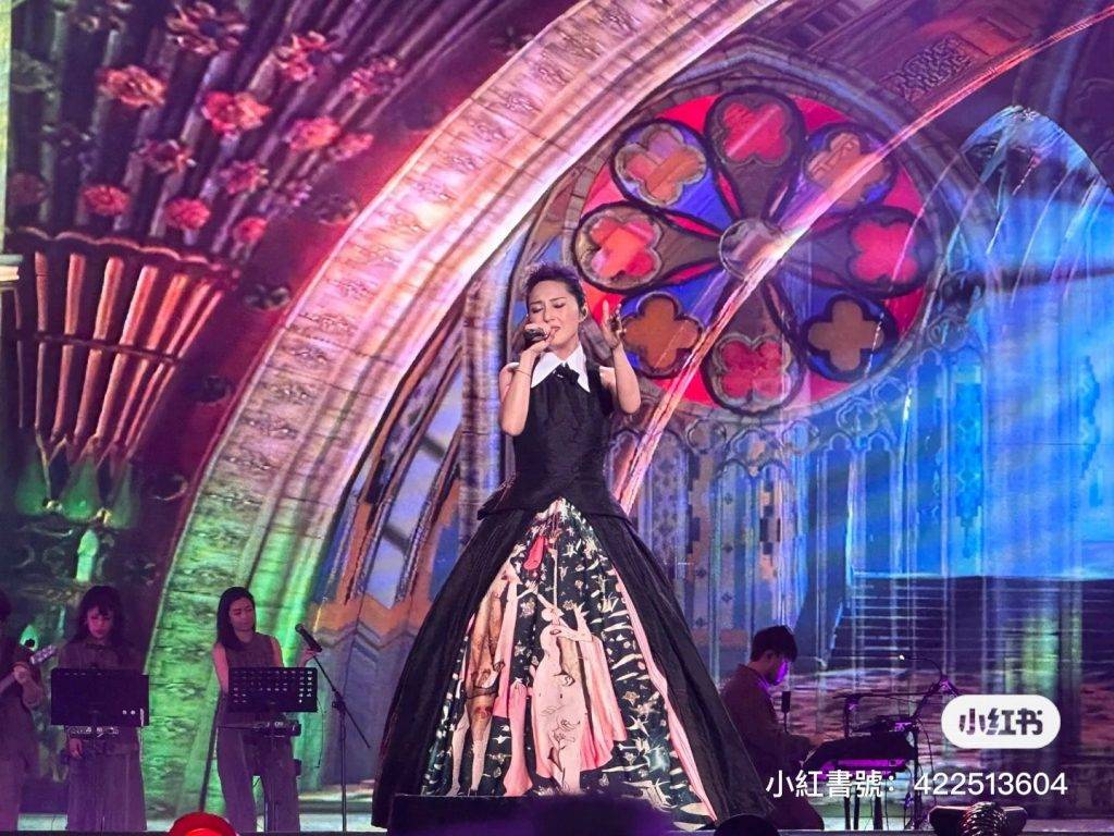楊千嬅 演唱會 最近來到深圳站，又發生另一單歌迷貼錢買難受嘅中伏事件！