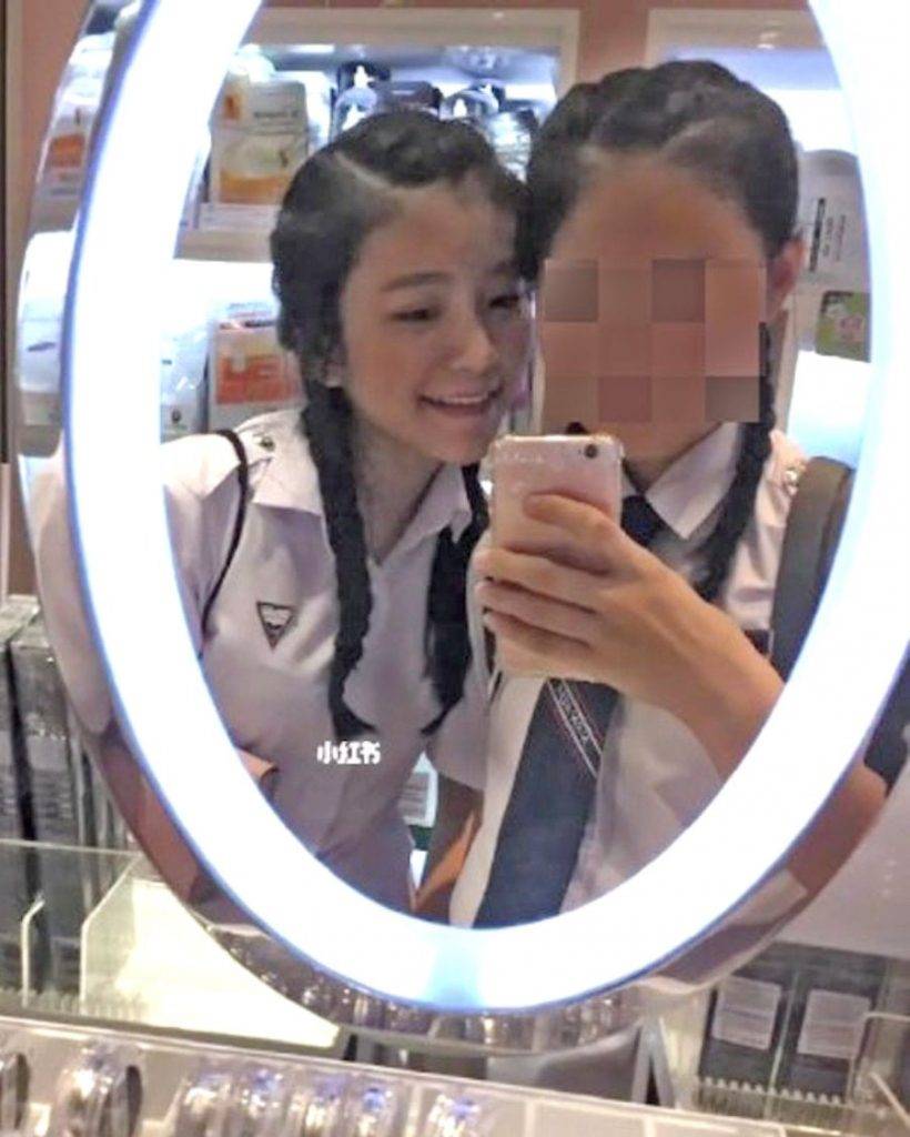 王敏慈 香港小姐2023 不過王敏慈閨蜜就即刻上傳兩人中學合照，力證好友冇整容。