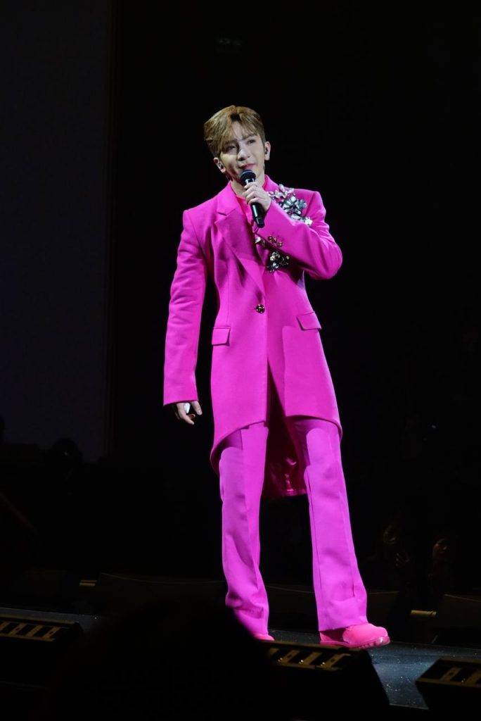 anson lo 唱到《不可愛教主》時換上全身粉紅色西裝。