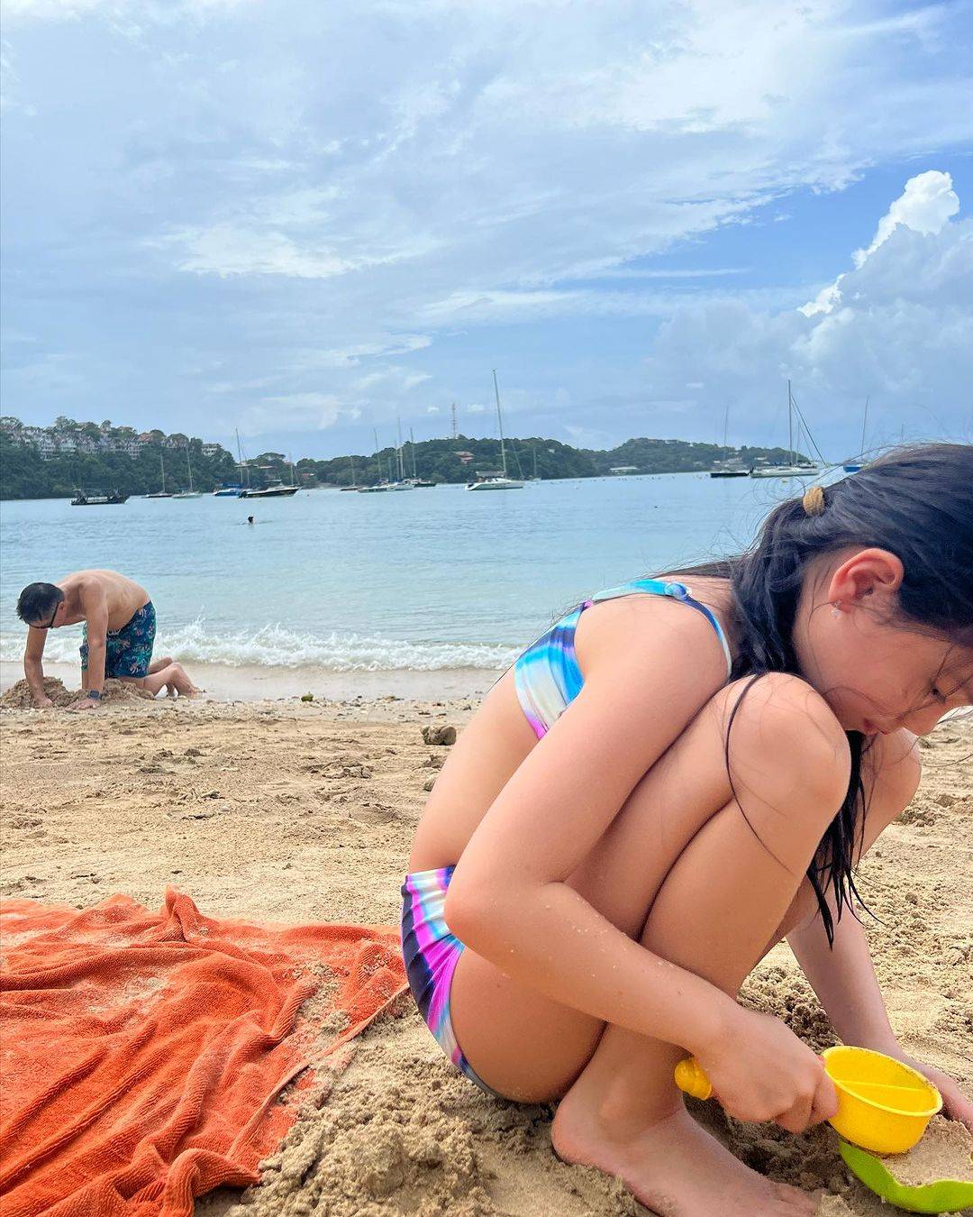 鍾麗淇 7歲細女Michela除咗游水之外仲玩埋執貝殼。