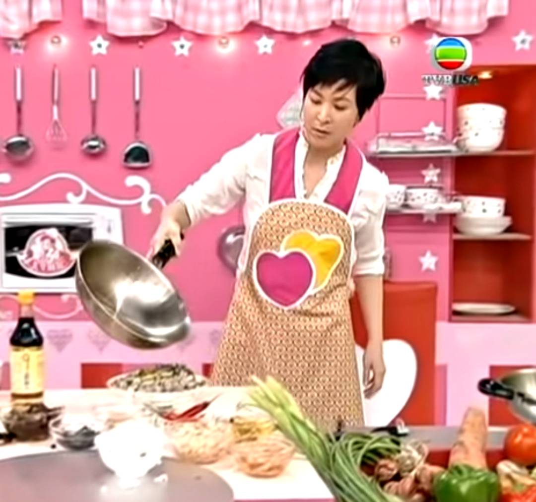 網民嚴選 最想娶女星 網民嚴選 成為「美女廚神」後，蘇玉華曾拍過煮食節目《和味蘇》，仲出過烹飪書。