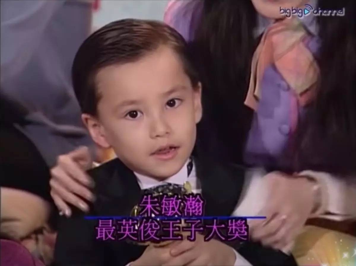 网民严选 5岁时朱敏瀚已凭混血靓仔样赢得「最英俊王子大奖」，之后开始被模特儿公司睇中，开始拍节目和广告。