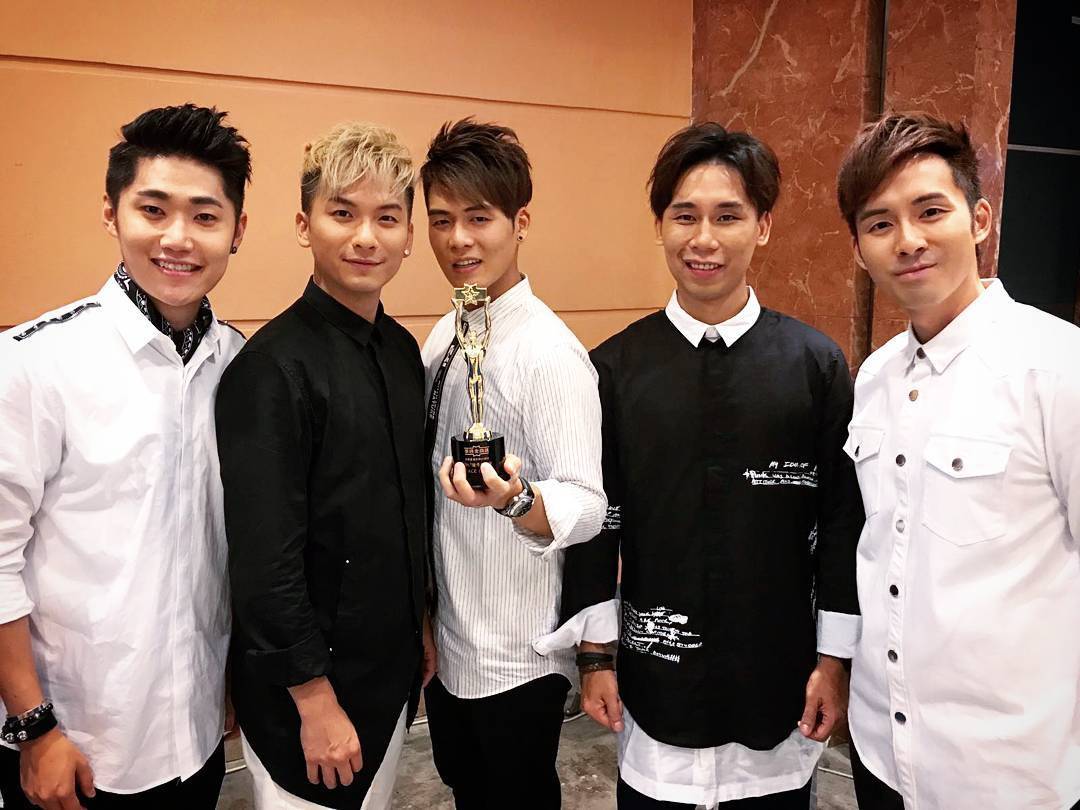 黄美棋 锺健威 2017年，锺健威（右一）与周吉佩（左二）等组成的乐队sp'ACE，曾获得《华语金曲颁奖典礼》的优秀新乐队奖。（图片来源：IG@ykyray）
