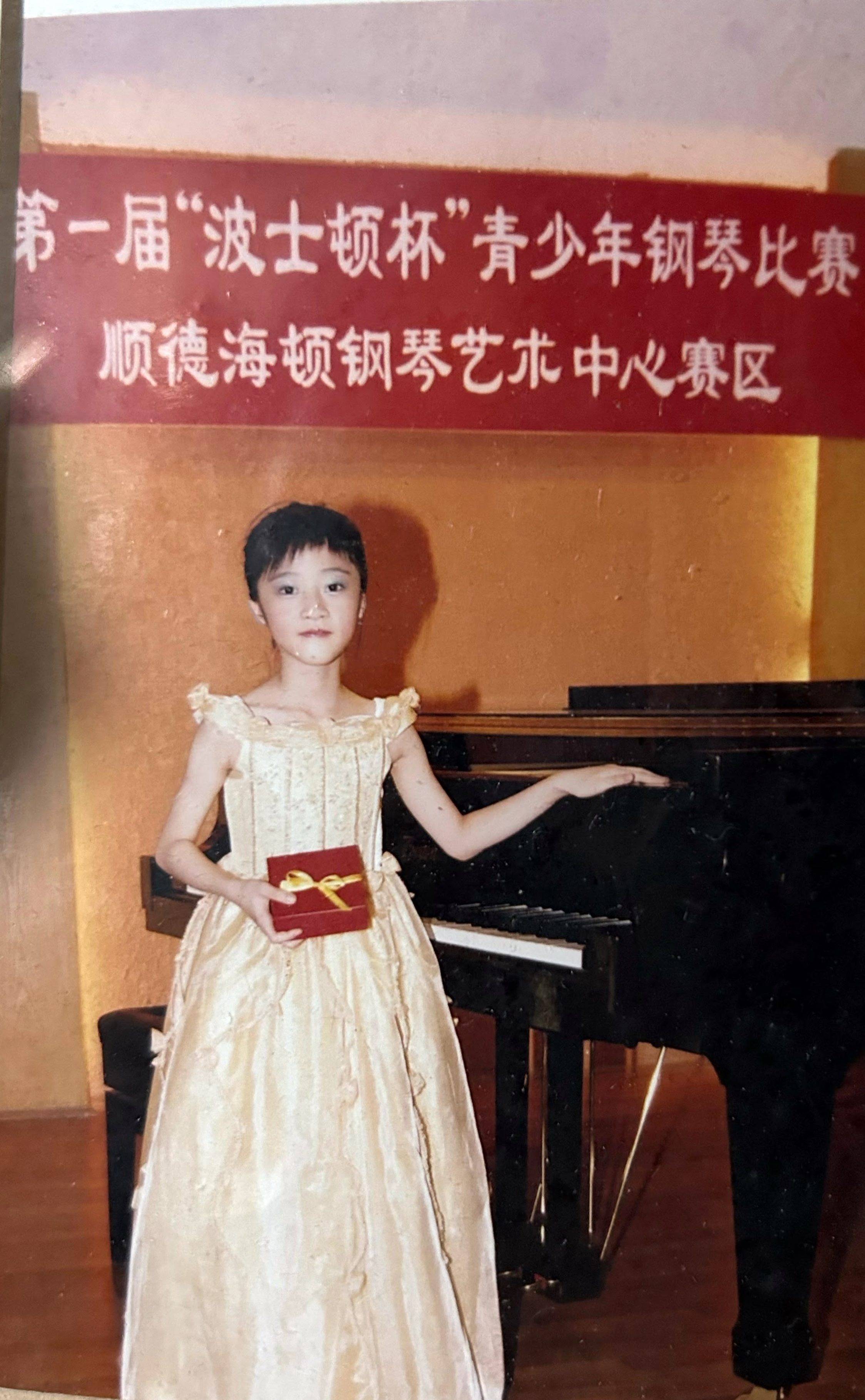香港小姐2023 童年照 13号陈晓彤。