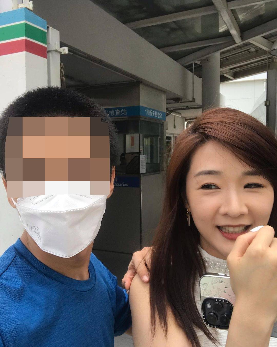 林婷婷 孙雪祺同样在TVB电视城门外被该名男粉丝求合照，相中她的表情被指似是吓到不知所措，强颜欢笑。