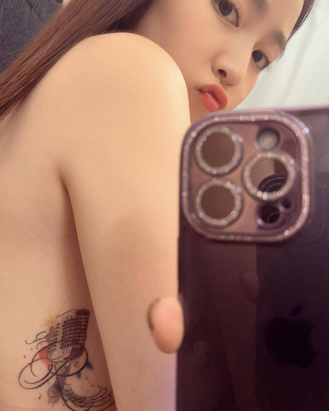李蕴 泳照 李蕴 李蕴早前曾半裸自拍纹身初体验的成果。