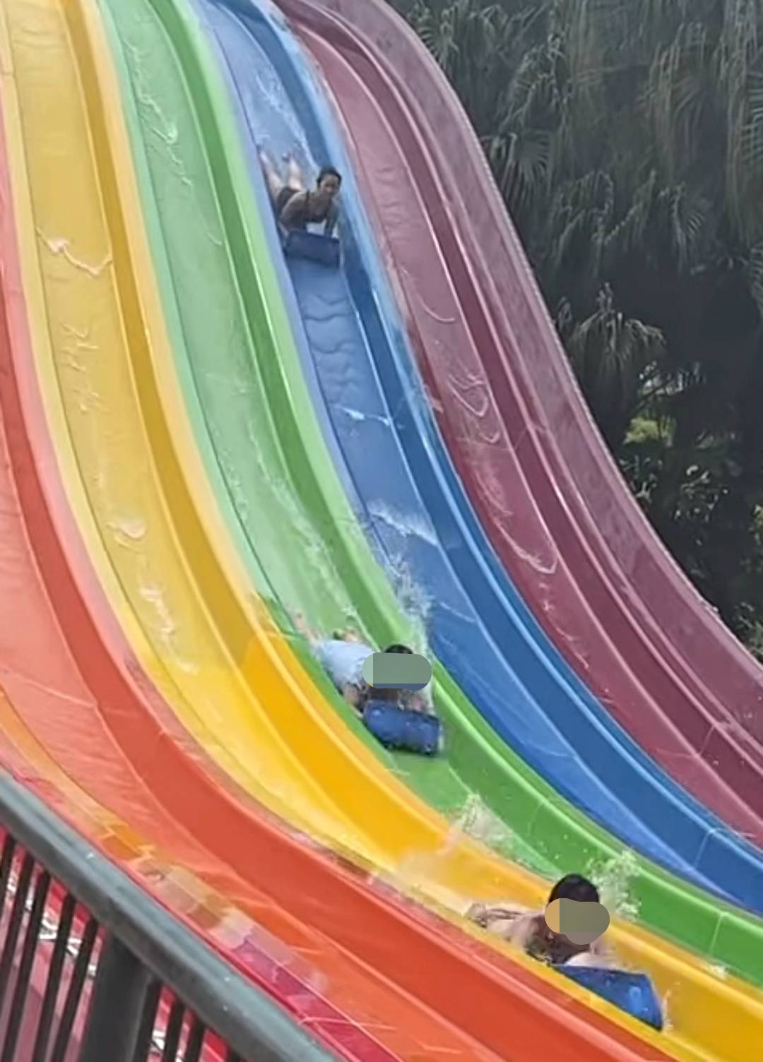 詹天文 Windy分享玩彩虹滑梯时的影片。