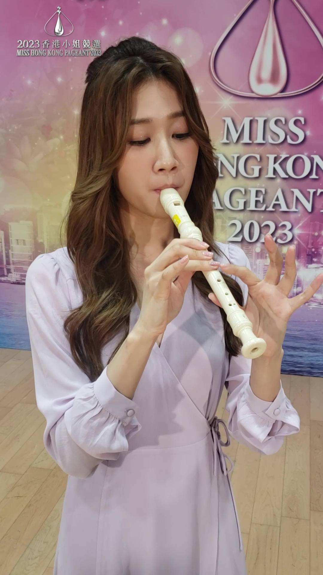 2023香港小姐競選 梁倩淇 2號黃泳嘉Jessica）選擇表演小學時經常吹的牧童笛，但技術卻非常一般。