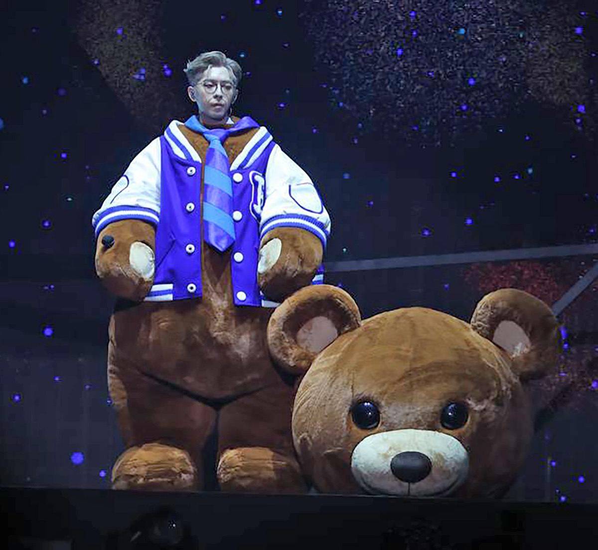 edan 呂爵安 為了唱《小諧星》特登換上毛毛熊人偶衫。