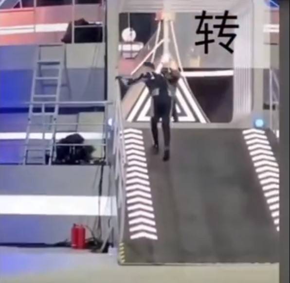 李玟 甄妮 李玟 高以翔在拍摄当时需要不停跑上斜台，又不停弯腰抖大气，状甚辛苦。