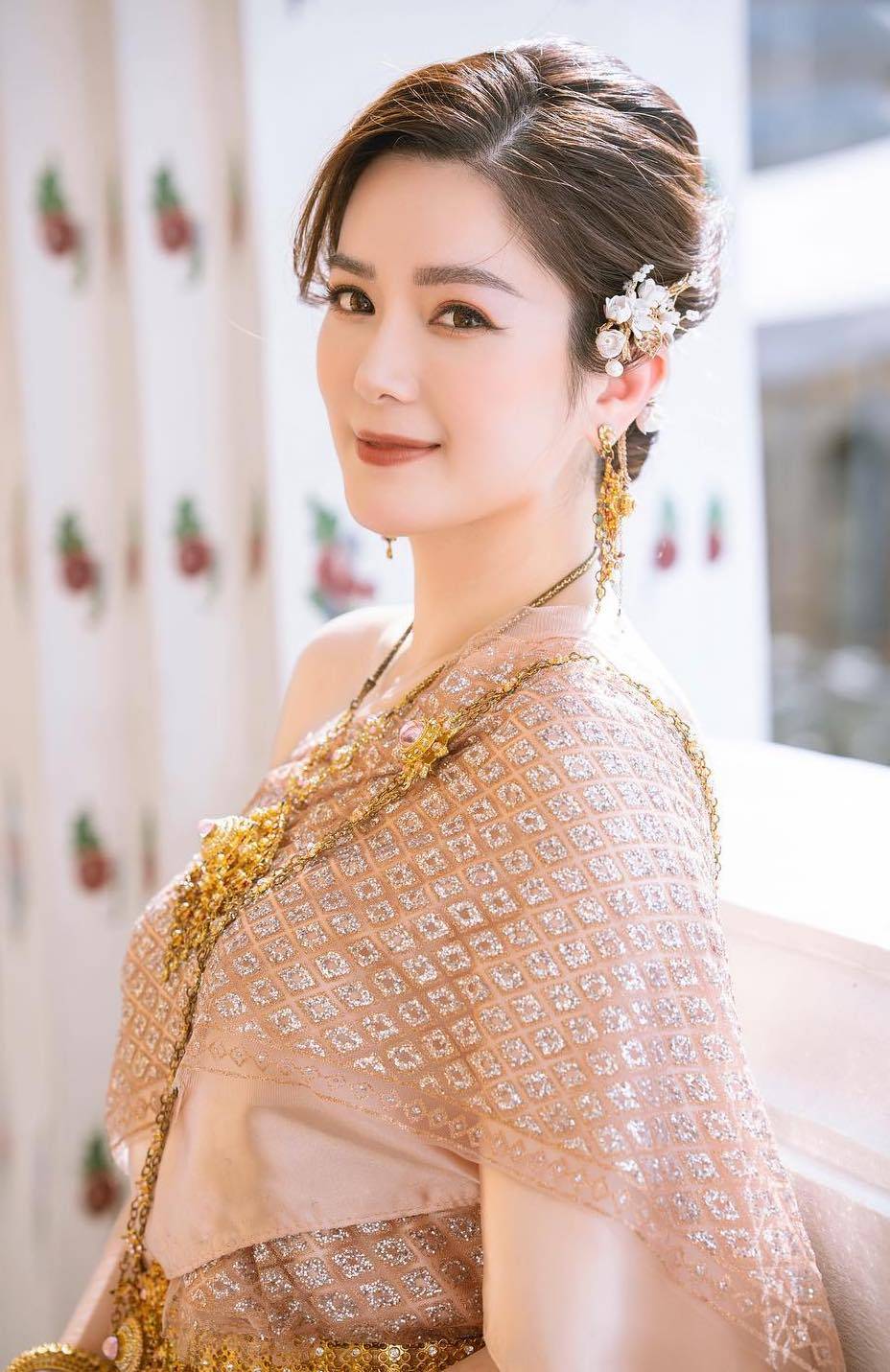 網民嚴選 苟芸慧近日狀態回勇，公開多張自己穿上泰國傳統服飾的寫真照。