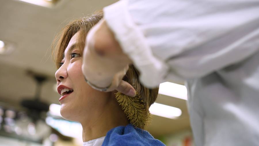  龍婷親身體驗傳統上海理髮店嘅服務。