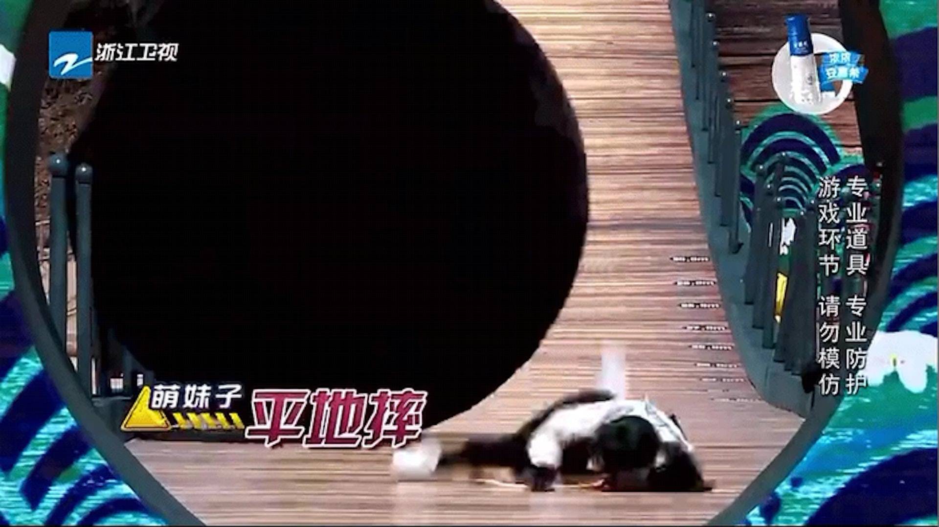 中国好声音 停播 李玟 甄妮 李玟 Angelababy在2017年拍摄《奔跑吧》时曾经一度被大黑球道具撞至头部着地。