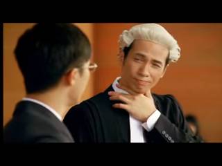 陳豪 陳豪在10年前亦拍過一個喉片廣告，同樣扮聲沙，走音演繹「法官大人」四隻字，非常搞笑！