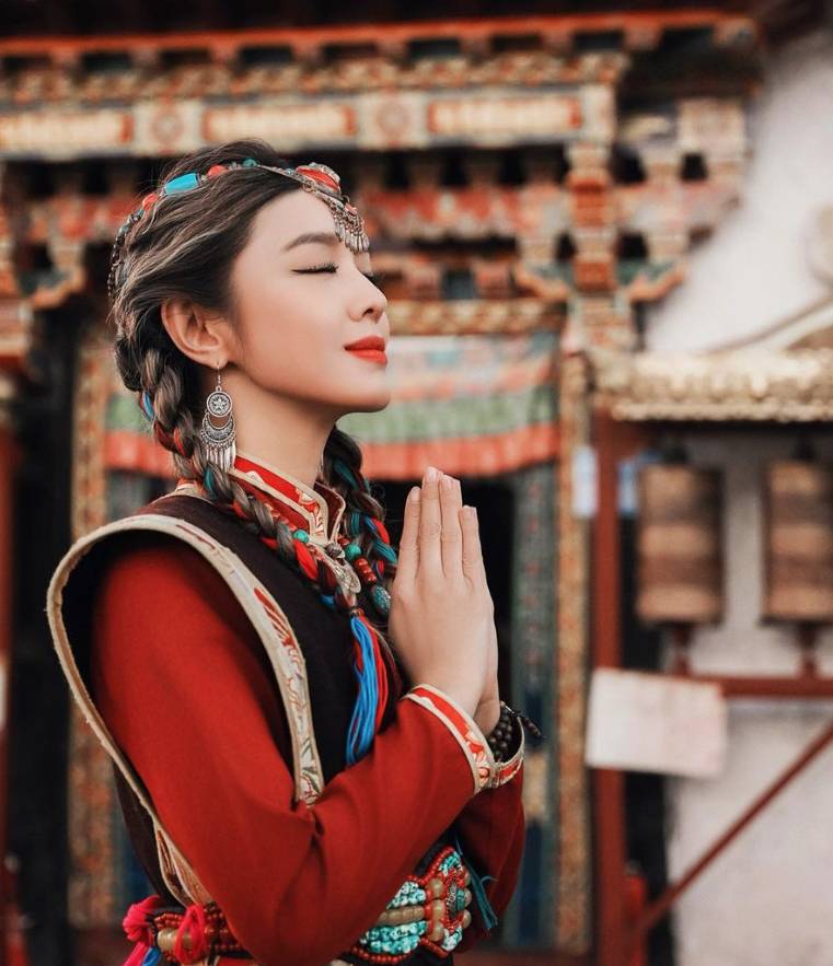 官恩娜 身材 官恩娜 西藏 Ella在社交平台分享到访西藏的趣事。