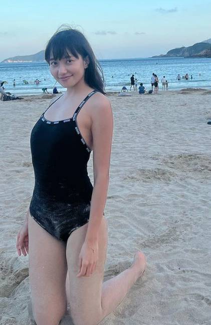 劉溫馨 泳衣 Virginia分享了在沙灘的照片。
