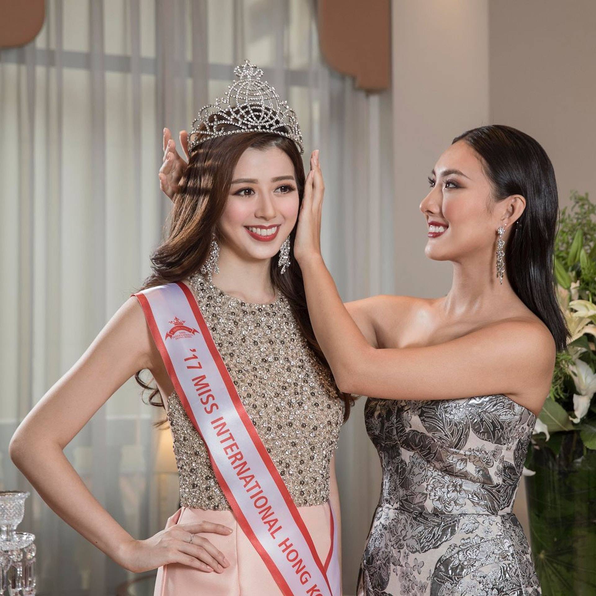 梁庭欣 「師姐」王詠珩曾於2017年代表香港出戰國際小姐競選，當年她亦被指外貌完勝2017年港姐冠軍雷莊𠒇。